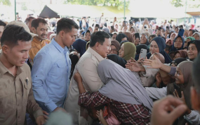 Pelukan, Air Mata, dan Jabat Tangan: Sambutan Hangat Warga untuk Presiden Prabowo di Posko Pengungsian Takengon