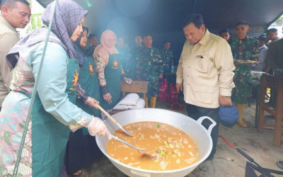 Presiden Prabowo Tinjau Posko Pengungsi di Kayu Pasak Agam