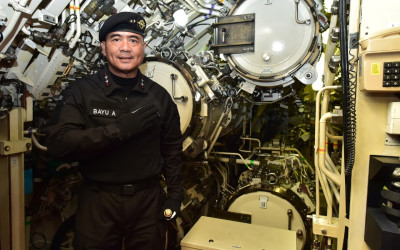Komandan Puspenerbal Laksda TNl Bayu Alisyahbana Terima Tanda Kehormatan Brevet Hiu Kencana
