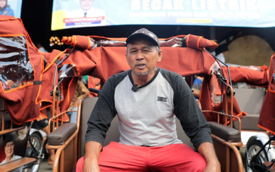 Kini Pendapatanya Meningkat! Kisah Haru Al Maskur (63), kembali Tersenyum di Atas putaran Becak Listrik Pemberian Prabow0