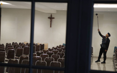 Sterilisasi Gereja Jelang Misa Natal di Surabaya