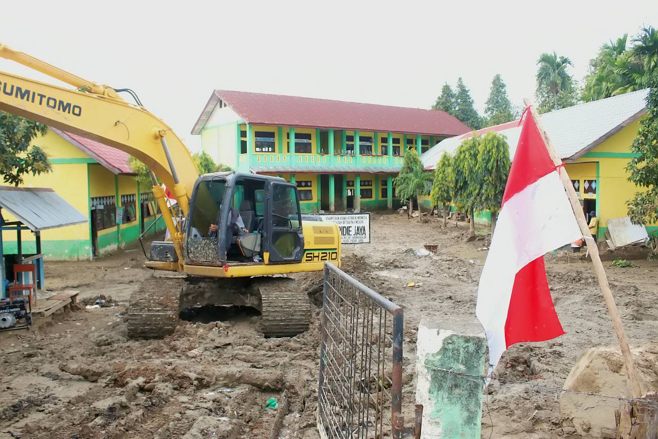 Terbaru, hari ini Selasa (10/03/2026), di Kab. Pidie Prov. Aceh sudah dan sebagian sedang terus berlangsung kegiatan revitalisasi 72 sekolah terdampak bencana banjir beberapa waktu lalu.[astakom/-str-Wahyu Majiah]