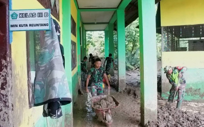 Pembersihan Sekolah Pasca Banjir Bandang di Pidie Jaya