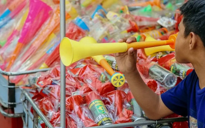 Penjualan Terompet Jelang Tahun Baru di Surabaya