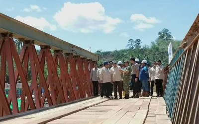 Presiden Prabowo Tinjau Jembatan Bailey Sungai Garoga