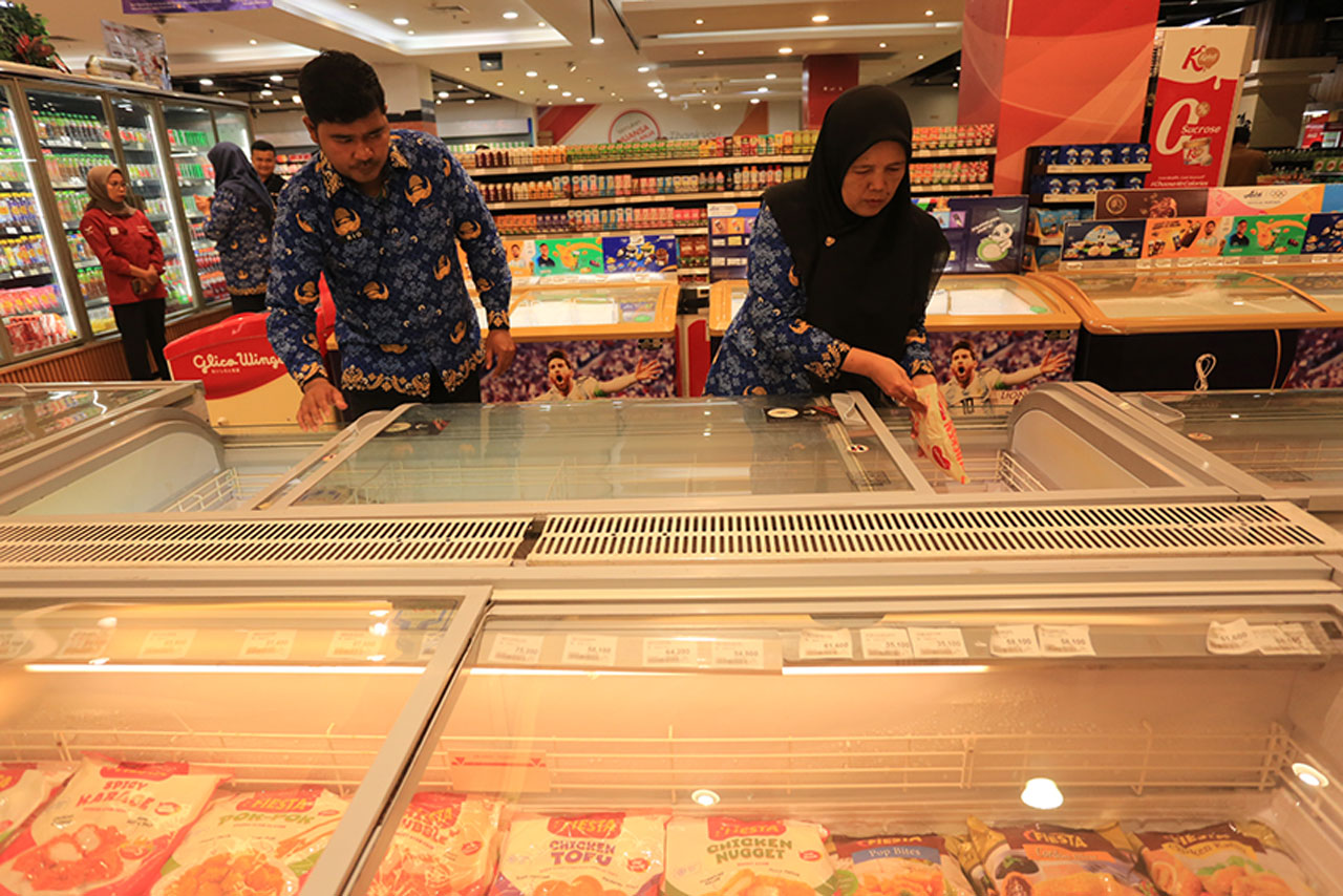 Petugas Badan Pengawasan Obat dan Makanan (BPOM) dan Dinas Kesehatan kota Padang melakukan sidak produk makanan ringan dan kemasan saat sidak di salah satu pusat perbelanjaan, di Kota Padang, Sumatera Barat, Senin (22/12).