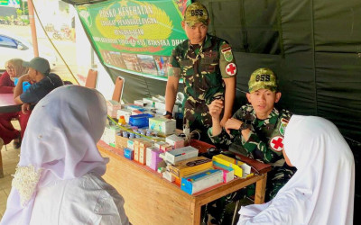 Tim Gabungan TNI dan Relawan Beri Layanan Kesehatan