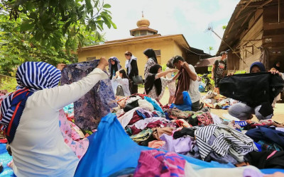 Warga Bagikan Sumbangan Baju Bekas di Padang