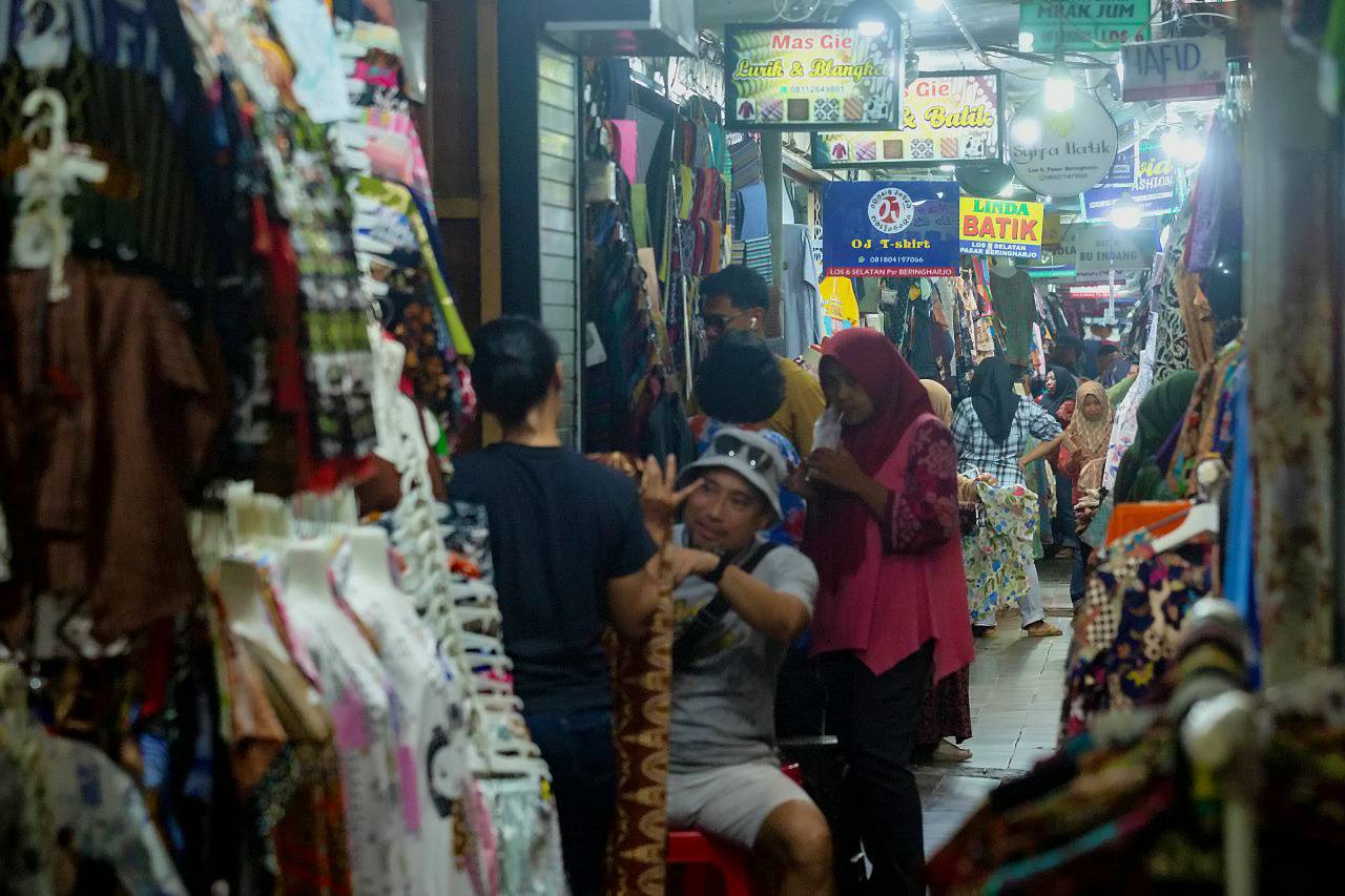 Pasar Beringharjo, Yogyakarta, menjadi salah satu tujuan wisatawan dan warga lokal untuk belanja. (astakom/str-Panji Arkananta).