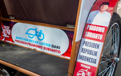 Bahagia Terpancar dari Tukang Becak di Malang Usai Dapat Becak Listrik dari Prabowo