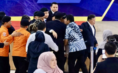 Pingsan! Menteri KKP di Depan Podium Saat Upacara Duka, Prabowo Langsung Telepon!