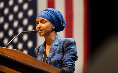 Anggota DPR Muslim di AS Disemprot Cairan Busuk, Ilhan Omar Tetap Slay Lanjutkan Orasi