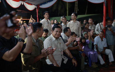 New Year Vibes: Prabowo Beri Kehangatan Malam Tahun Baru di Posko Pengungsian Tapsel