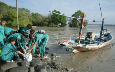 Aksi Bersih-Bersih Hutan Mangrove di Pantai Kenjeran Surabaya