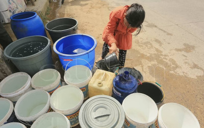 Distribusi Air Bersih Pasca Banjir Bandang di Padang