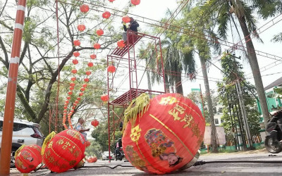 Pemasangan Lampion Imlek di Pontianak
