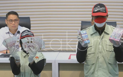 Tersangka dan Barang Bukti OTT Pajak