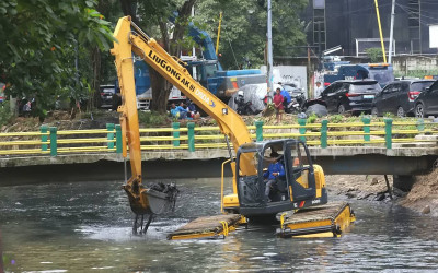 Pengerukan Lumpur di Kali Cideng Jakarta