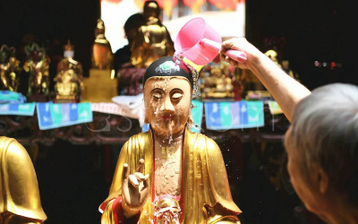 Ritual Penyucian Patung Dewa Klenteng Solo