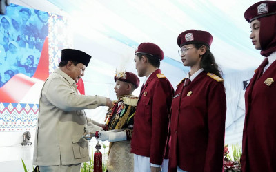 Anak Ojol sampai Cleaning Service, Siswa Sekolah Rakyat Pidato 4 Bahasa Bikin Prabowo Kagum