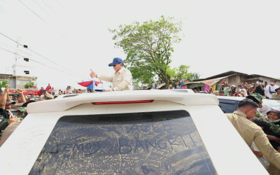 Prabowo Hentikan Mobil di Tapanuli, Sapa Polisi K-9 & Tim Pencarian Korban