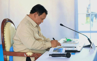 Presiden Prabowo Pimpin Ratas dan Tinjau Huntara