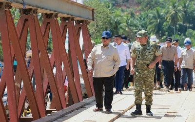 Prabowo Tutup 2025 di Lokasi Bencana, Pastiin Akses Jembatan Sungai Garoga Pulih