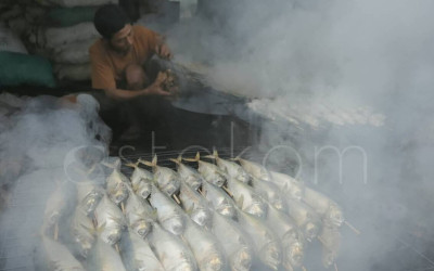 Produksi Ikan Asap Menurun di Tambak Wedi Surabaya