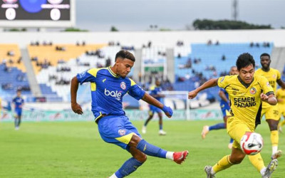 Arema Sikat Semen Padang 3 Gol Tanpa Balas