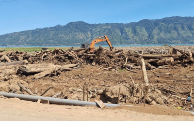 BNPB Ngebut Bersihin Lahan Pertanian Aceh dari Lumpur dan Kayu Gelondongan