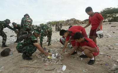 Gerakan Indonesia ASRI: TNI, Polri, sampai Pelajar Kompak Bersihin Pantai hingga Kawasan Wisata
