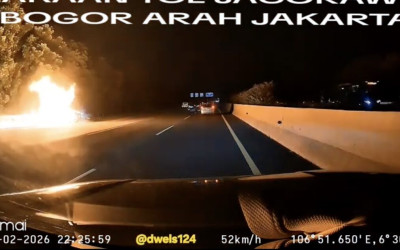 Viral! BMW Senggol Jetour T2, SUV China Terbakar di Tol Jagorawi