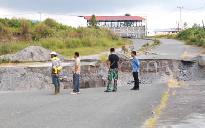 Jalan Pacuan Kuda Amblas di Bener Meriah Aceh