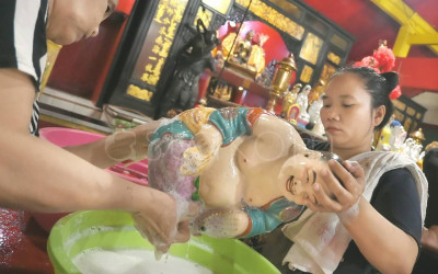 Ritual Pembersihan Rupang Klenteng Hok An Kiong Surabaya