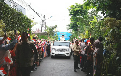 Meriah! Momen Antusiasme Warga Sambut Prabowo di Peresmian SPPG Polri