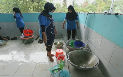 Haru! Petugas SPPG Bantu Siswa Minta Izin ke Orang Tua Siswa agar Sang Anak bisa Santap MBG