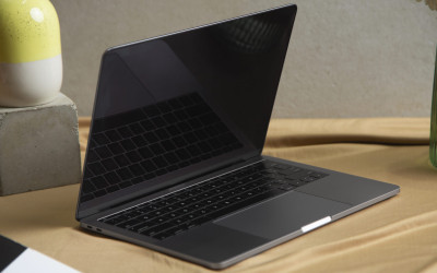 Apple Pertimbangkan Teknologi Layar 'Anti-Spy' Samsung untuk MacBook Masa Depan