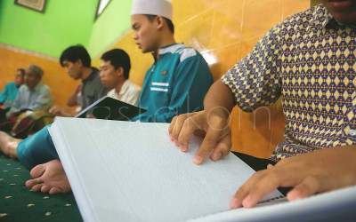 Penyandang Tuna Netra Tadarus Al Quran Braille di Solo