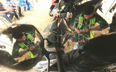 Service Motor Gratis TNI kepada Warga Terdampak Bencana di Palembayan