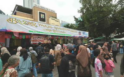 Warga Berburu Kuliner di Pasar Takjil Benhil