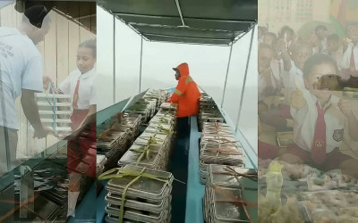 Momen Anak-anak Antusias Sambut Kapal Pengantar MBG di Pesisir Danau Sentani