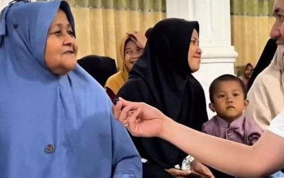 Momen Seorang Nenek di Aceh Tamiang Bahagia Rumahnya Kembali Dibangun