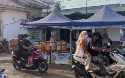 Momen Warga Aceh Tamiang 'War' Takjil, UMKM Kembali Pulih Pascabencana
