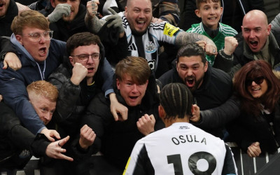 Dramatis! 10 Pemain Newcastle United Tumbangkan MU 2-1