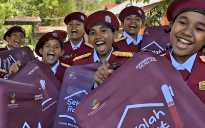 Antusias Siswa Sekolah Rakyat di Kupang Dapat Koper-Laptop Gratis!