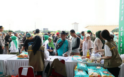 Ibu-ibu Excited Dapet Beras sampai Gamis, Pasar Murah Diserbu Warga!