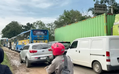 Update Jalur Mudik 2026: Perbatasan Jambi–Palembang Macet Panjang, Kendaraan Mengular di Jalan Raya Lintas Sumatera