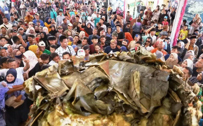 Tradisi Pemotongan Lopis Raksasa di Pekalongan
