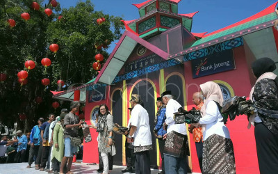 Pembagian Sarung Gratis di Surakarta