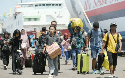 Arus Mudik di Pelabuhan Tanjung Perak Surabaya